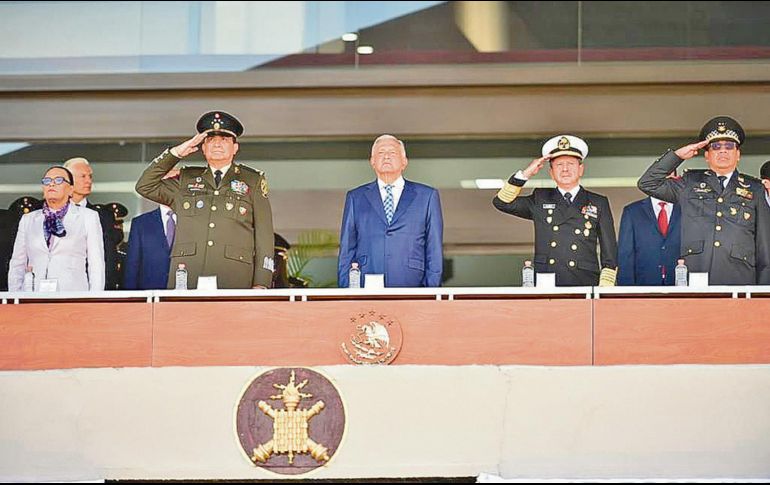 La plana mayor de las Fuerzas Armadas y el Presidente pasaron revista a los efectivos de la Guardia Nacional en el Colegio Militar de la Ciudad de México. ESPECIAL