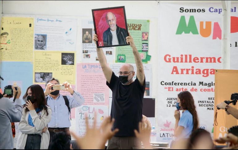 El escritor, guionista y director de cine recibió presentes de parte de los alumnos de secundaria. EL INFORMADOR/ R. Solís