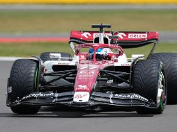 VALTTERI BOTTAS. Bajo las gotas de un cielo británico anunciado como inestable este fin de semana, ninguno de los pilotos ha realizado más de diez vueltas en esta primera sesión. AP / F. Augstein