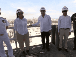 El Presidente y su comitiva efectúan un recorrido por las instalaciones de la nueva refinería de Dos Bocas, en el cual Rocío Nahle le informa los detalles de la obra. FACEBOOK / Andrés Manuel López Obrador