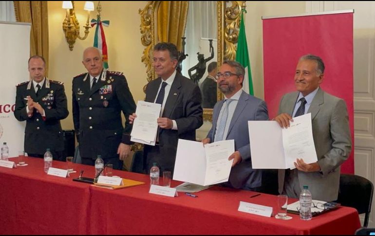 En la foto: (de derecha a izquierda) Arturo Zamora, Andrea De Pasquale (Director del Archivo Central del Estado Italiano), Carlos García de Alba (Embajador de México en Italia), y los generales Teo Luzi y Roberto Riccardi. ESPECIAL