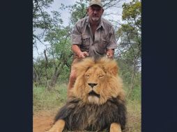 El cazador Naude posaba junto a sus 