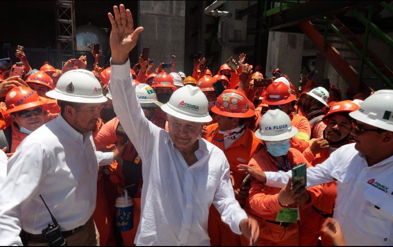 El presidente señaló que con la nueva refinería se procesará todo el petróleo crudo para tener gasolinas y no comprar en el exterior, lo que también significará más empleos y más independencia energética. AFP/Presidencia de México