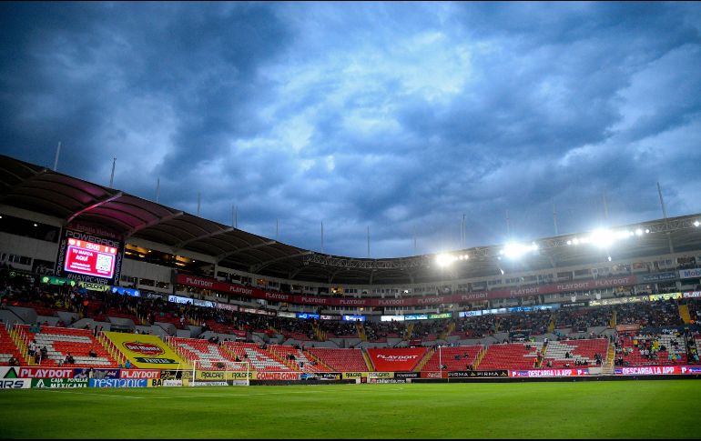 En un principio, en las redes sociales de los Rayos, se mencionó que iniciaría 30 minutos después, sin embargo las malas condiciones continuaron y se tomó la decisión final de posponerlo. IMAGO7