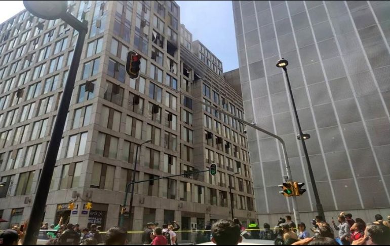 La circulación en Avenida Independencia fue cerrada para permitir las labores de extinción de las llamas. SUN