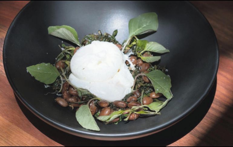 Huevos pochados con ensalada tibia de hierva de conejo y quintonil, frijoles bayos y queso de oveja. ESPECIAL