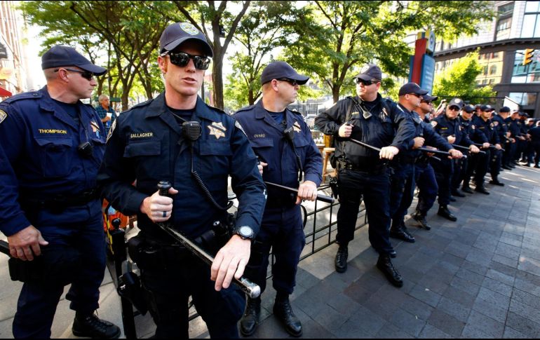 Los ocho agentes involucrados en el suceso fueron suspendidos de sus funciones mientras se investiga lo ocurrido. EFE / J. Lane