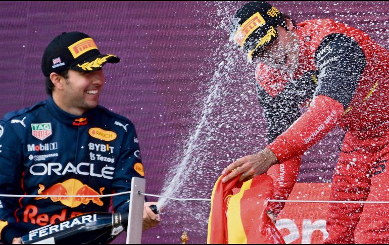Sergio Pérez fue nombrado el piloto del día en Silverstone y celebró con todo su segundo sitio, además de la primera victoria en el Gran Circo de Carlos Sainz. AFP