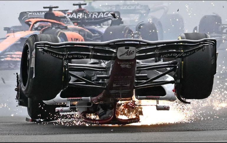 Tras el accidente de ayer en el GP de Gran Bretaña, queda claro que el halo, más que una necedad, fue un acierto de la FIA. AFP / B. Stansall