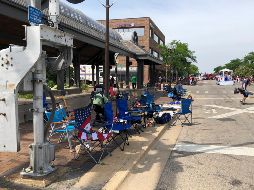 Sillas vacías permanecen en la calle luego del tiroteo en pleno Día de la Independencia de los Estados Unidos, hoy 4 de junio de 2022. AP / L. Sweet / Chicago Sun-Times