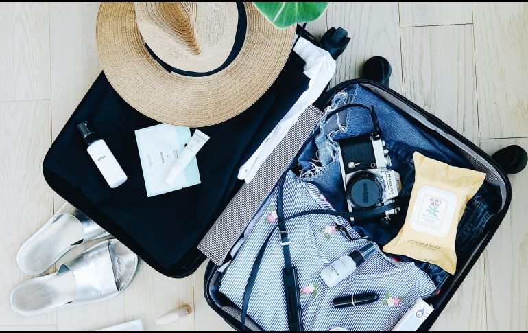 Ten especial cuidado con las agencias que se promocionan en redes sociales con paquetes sospechosamente baratos. ESPECIAL/Foto de Marissa Grootes en Unsplash