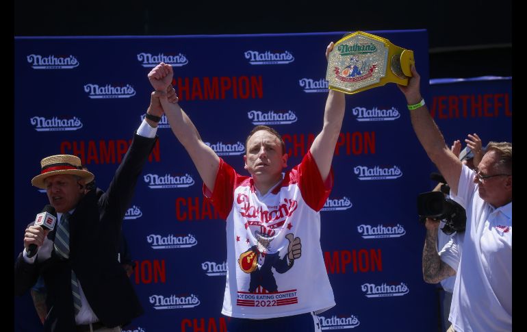A veces de dos en dos, las salchichas desparecían en un santiamén en la boca de los concursantes. AFP/K. Betancur