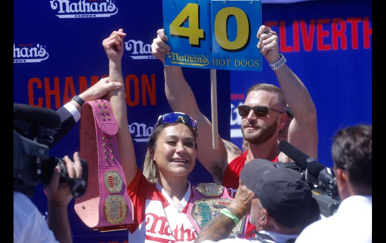 A veces de dos en dos, las salchichas desparecían en un santiamén en la boca de los concursantes. AFP/K. Betancur