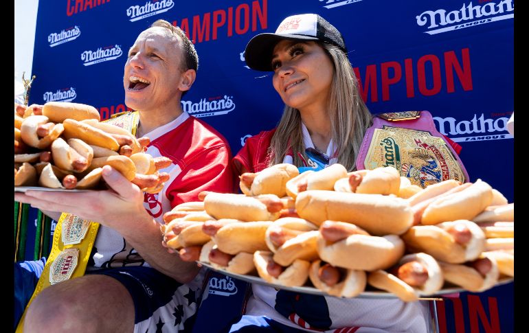 A veces de dos en dos, las salchichas desparecían en un santiamén en la boca de los concursantes. AP/J. Nikhinson