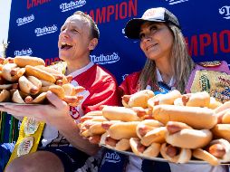 A veces de dos en dos, las salchichas desparecían en un santiamén en la boca de los concursantes. AP/J. Nikhinson