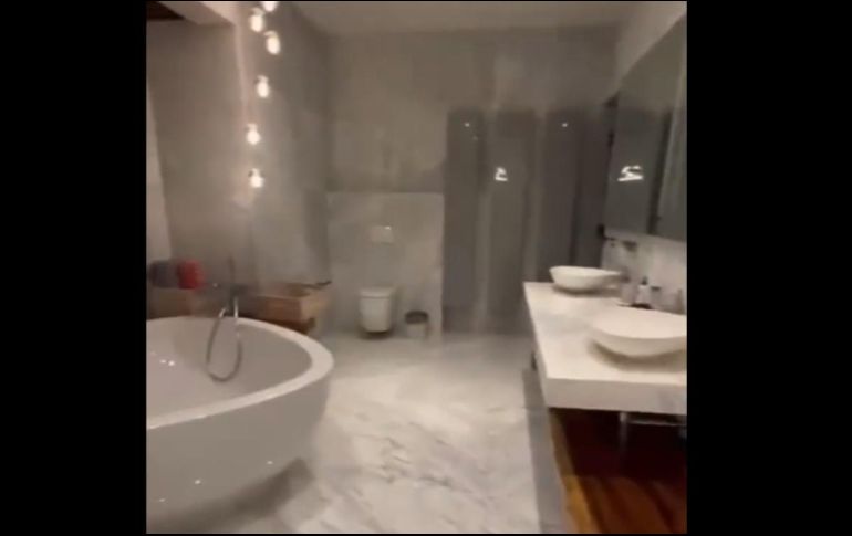 El baño de la casa de Alejandro Moreno, 