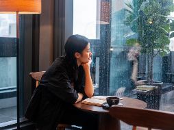Observar la lluvia caer puede influir en nuestras emociones, trayéndonos pequeñas chispas de felicidad. ISTOCK/LinaWee