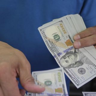 Dólar al menudeo regresa a los 21 pesos; bolsas abren a la baja