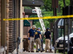 Agentes del FBI hurgaban entre basureros y sábanas de pícnics, en su intento de investigar el tiroteo en que murieron por lo menos seis personas. AP / A. Rezin