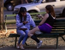Las personas de 15 a 19 años son las que más usan Internet. AFP/ARCHIVO