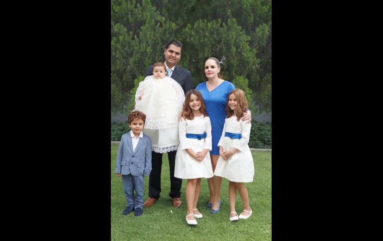 Javo, Daniel, Javier, Dominica y Juliana Vázquez con Daniela Corona. GENTE BIEN JALISCO/Claudio Jimeno