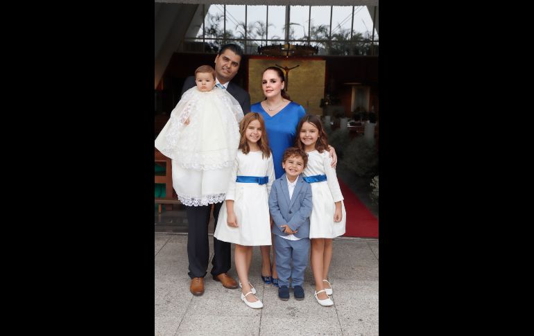 Javo, Daniel, Javier, Dominica y Juliana Vázquez con Daniela Corona. GENTE BIEN JALISCO/Claudio Jimeno