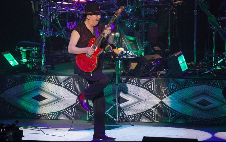 Carlos Santana se ha convertido en tendencia por desvanecerse en pleno concierto. EL INFORMADOR / ARCHIVO