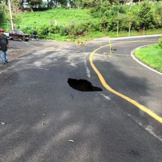 Seguridad en Jalisco: Cierran tramo de la carretera Jiquilpan-Colima por enorme socavón