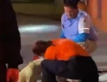 La perrita se quedó en el sitio resguardando el carrito con cartón y plástico, e impedía que se acercaran al material recolectado por su amo. ESPECIAL