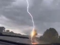 La familia regresaba de un viaje de vacaciones cuando la mujer decidió grabar la tormenta eléctrica. ESPECIAL