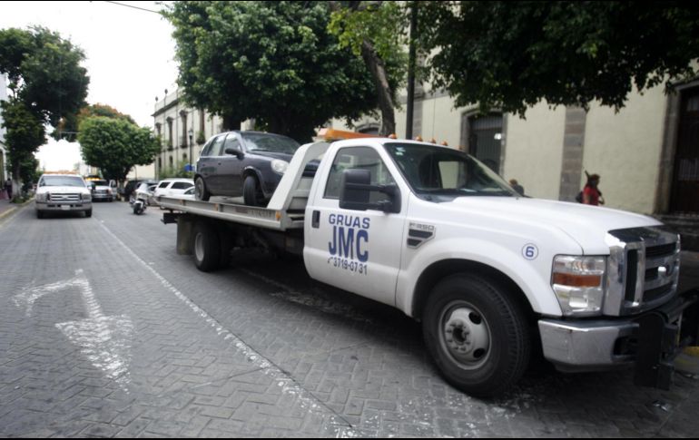 Hay 400 grúas en la entidad, solamente 300 están registradas con AGRÚAS y están legalmente constituidas. EL INFORMADOR/ARCHIVO