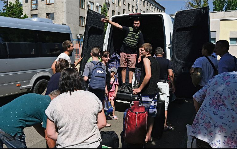 Habitantes del este de Ucrania están abandonando sus hogares ante el incremento de los bombardeos rusos. AFP