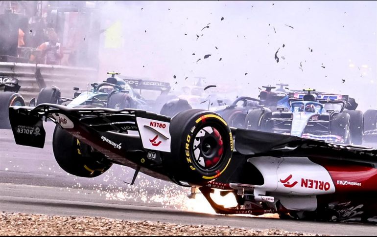 Guanyu Zhou reconoció que cuando el accidente terminó no sabía ni siquiera en qué punto del circuito había quedado y señaló que el halo fue el que salvó su vida.  EFE/ARCHIVO