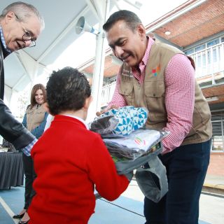 Tlajomulco entrega útiles escolares a 100 mil niños