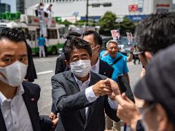 Shinzo Abe habría sufrido un paro cardíaco y estaría recibiendo CPR. AFP/ARCHIVO