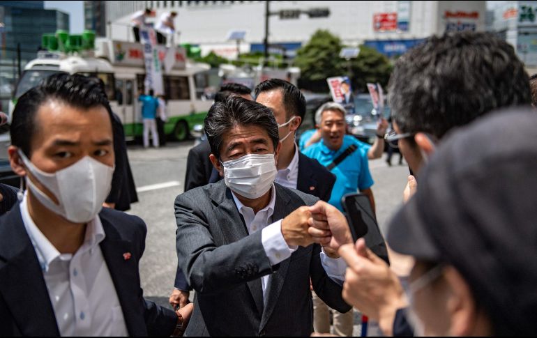 Shinzo Abe habría sufrido un paro cardíaco y estaría recibiendo CPR. AFP/ARCHIVO
