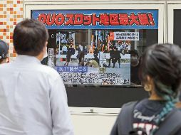 Medios de comunicación japoneses informaron sobre el ataque al ex primer Ministro. AP