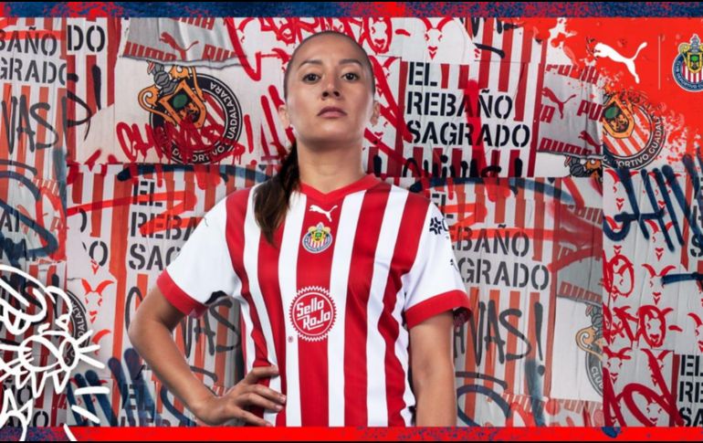 En este nuevo diseño las Chivas presentaron una camiseta completamente rojiblanca. ESPECIAL / Chivas