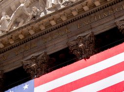 Al cierre de este viernes, el Dow Jones perdió 0.14% a 31 mil 338.15 puntos. AP/J. Nikhinson