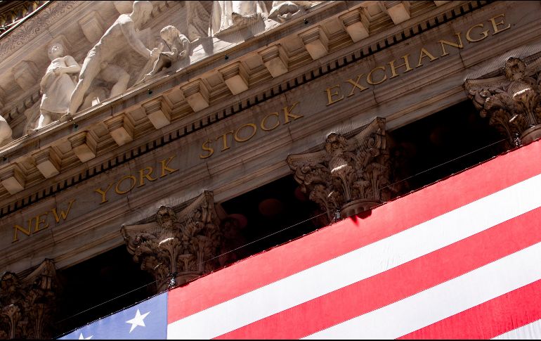 Al cierre de este viernes, el Dow Jones perdió 0.14% a 31 mil 338.15 puntos. AP/J. Nikhinson