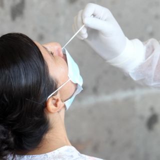 Por nueva variante, repuntan casos y hospitalizaciones por COVID-19 en Jalisco