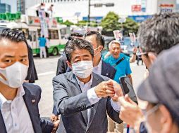 Shinzo Abe realizó un mitin político en Nara, justo a medio evento un hombre le disparó en el pecho con una arma casera. AFP