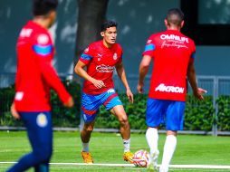 Jesús Orozco Chiquete (centro) podría tener minutos ante San Luis para reforzar a la zaga rojiblanca. TWITTER/@chivas