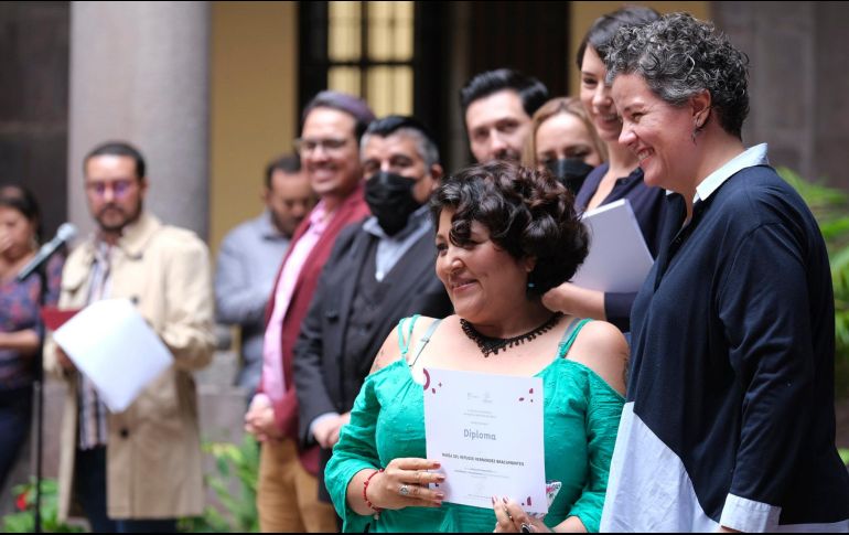 En el marco de los 30 años de la creación de la SC, la titular de la dependencia, Lourdes González Pérez, hizo entrega de un reconocimiento a trabjadores con más de 20 años de antigüedad. ESPECIAL / Secretaría de Cultura de Jalisco