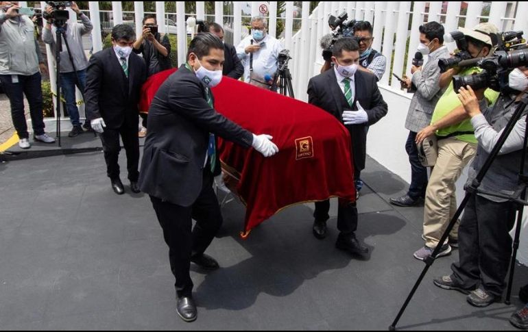 Personal traslada el ataúd con los restos del expresidente para dar inicio a la velación del cadáver. SUN/G. Espinosa