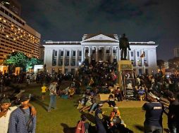 La presión sobre ambos mandatarios creció a medida que la crisis económica desencadenó una grave escasez de artículos básicos. AP/E. Jayawardena