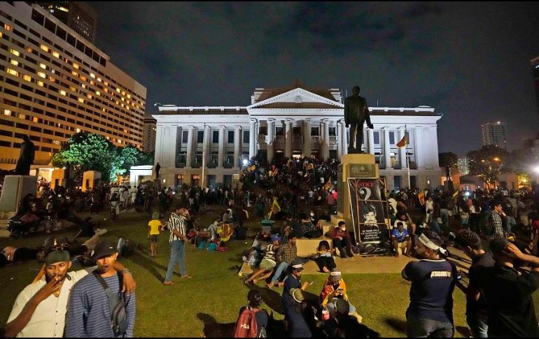 La presión sobre ambos mandatarios creció a medida que la crisis económica desencadenó una grave escasez de artículos básicos. AP/E. Jayawardena