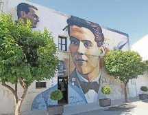 Un espectacular mural de Lorca, obra del artista urbano El Niño de las Pinturas, adorna una de las entradas del museo. EL INFORMADOR/F. González