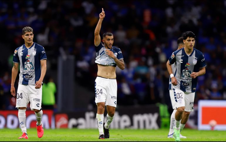 Luis Chávez festeja su anotación, la segunda de los Tuzos. EFE/I. Esquivel