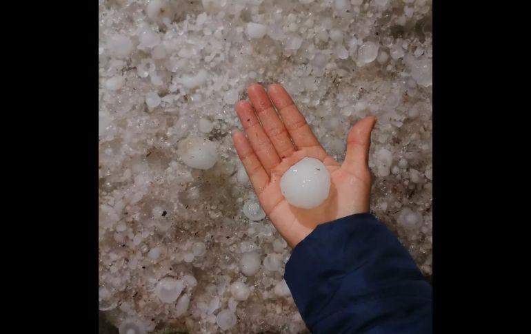 Por la fuerte caída de granizo, incluyendo bolas gigantes de hielo, la carretera que va de Zapotlanejo a Tepatitlán fue cerrada a la circulación. ESPECIAL/ A. PARRA